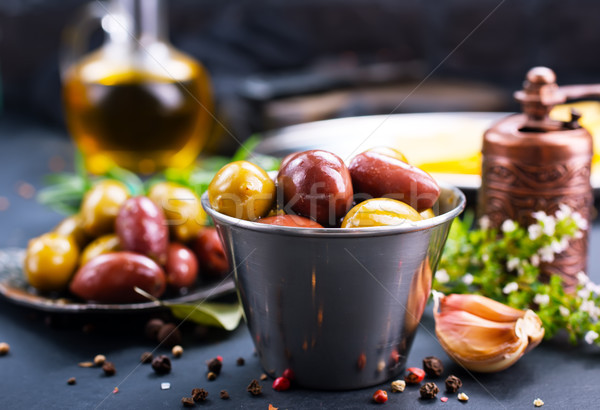 Măsline condiment metal castron tabel natură Imagine de stoc © tycoon