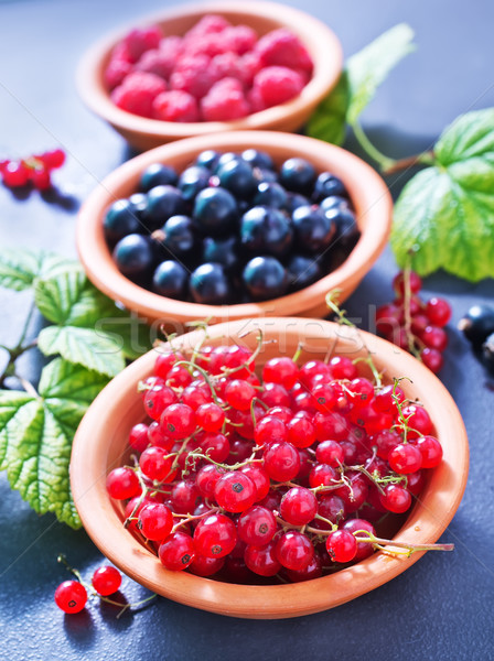 Foto d'archivio: Frutti · di · bosco · ciotola · tavola · alimentare · legno · foglia