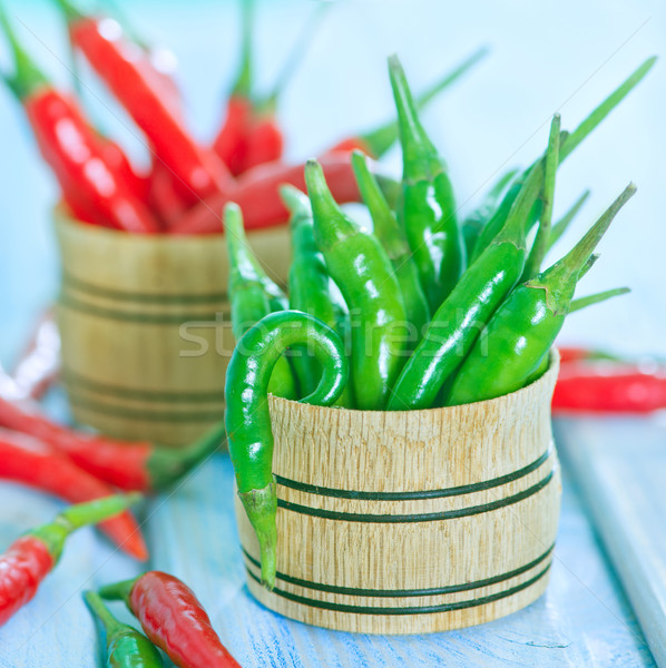 Stock fotó: Chilli · zöld · piros · paprikák · asztal · háttér