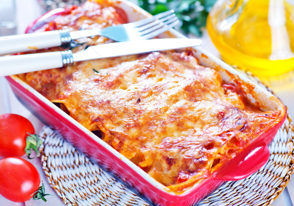 Lasagna castron tabel paste placă salată Imagine de stoc © tycoon