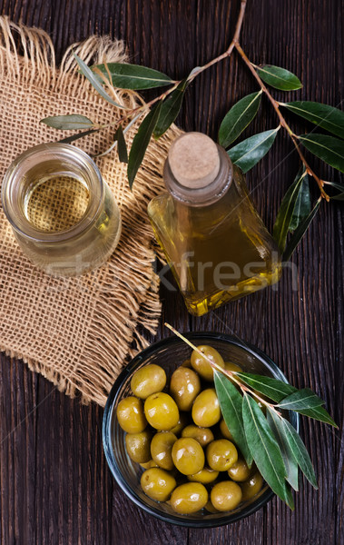Zöld olajbogyók tál asztal tenger üveg Stock fotó © tycoon