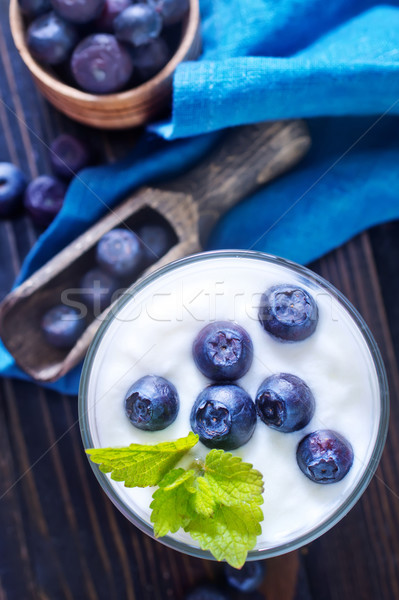 Yogurt arándano alimentos vidrio mesa placa Foto stock © tycoon
