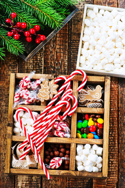 Сток-фото: Рождества · конфеты · окна · таблице · дерево · древесины