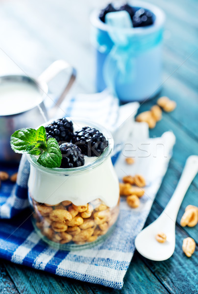 [[stock_photo]]: Déjeuner · table · yogourt · baies · alimentaire