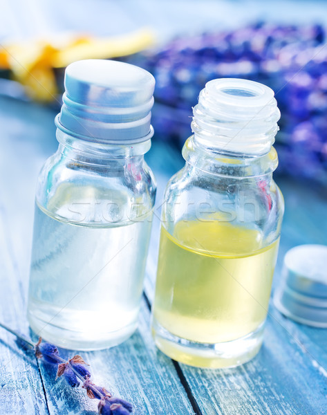 Aroma ulei sticlă tabel floare sticlă Imagine de stoc © tycoon