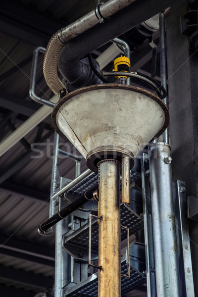 Foto stock: Tubería · embudo · fuga · combustible · tanque · carretera