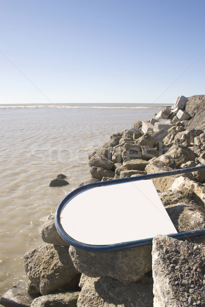 Erozja podpisania objętych morza plaży banku Zdjęcia stock © Undy