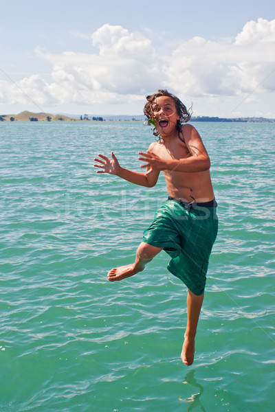 步行 水 十幾歲的男孩 島 海灣 商業照片 © Undy