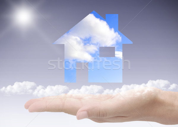 Hand halten Traum home Haus Wolken Stock foto © unikpix