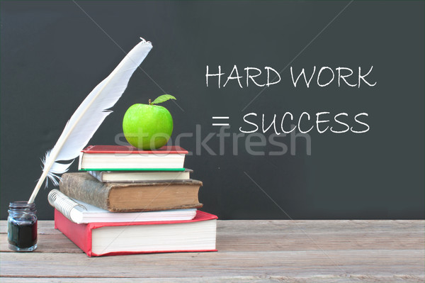 Hard werken succes geschreven Blackboard boeken Stockfoto © unikpix