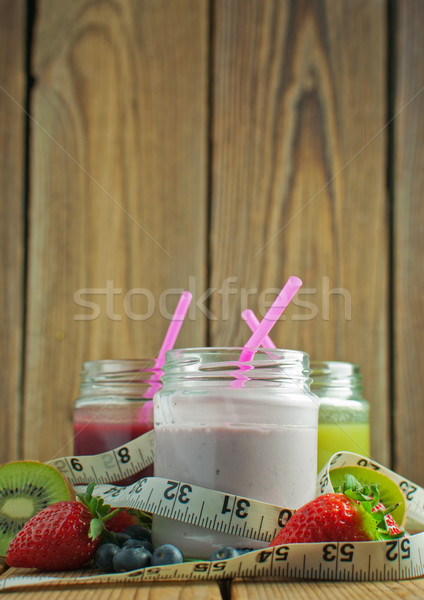 Foto stock: Cinta · métrica · alrededor · tres · alimentos · frutas