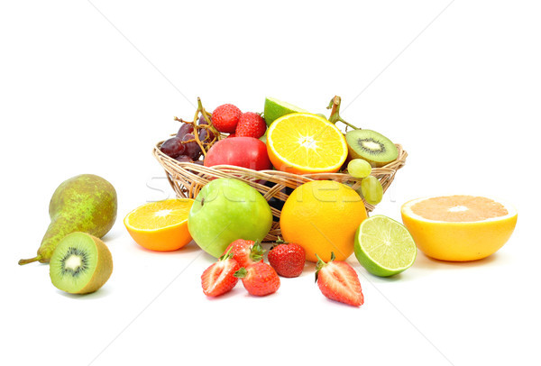 周围    橙 / various types of fruit inside and around   baskt