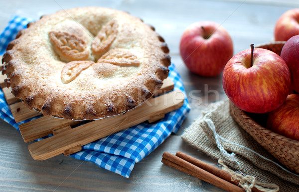 Szarlotka blisko owoców składniki jabłko gospodarstwa Zdjęcia stock © unikpix