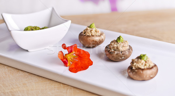 Alimente crude ciuperci umplere piuliţă verde pesto Imagine de stoc © unkreatives