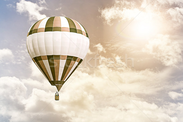 Balon cu aer cald care zboară noros cer soare călători Imagine de stoc © unkreatives