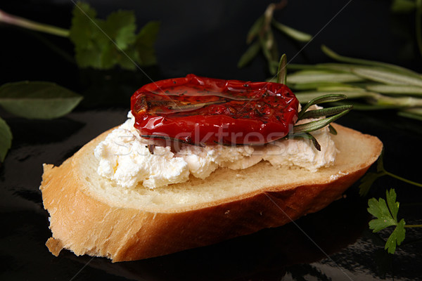 Plaster suszonych pomidorów chleba kawałek czarny pieczywo białe Zdjęcia stock © user_11056481