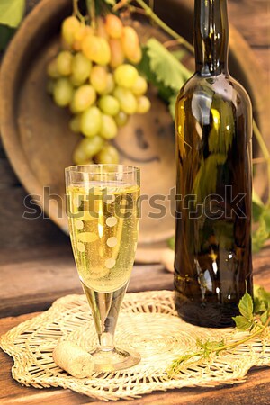 Klasszikus borospohár gyülekezet szőlő bor fa asztal Stock fotó © user_11056481