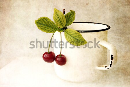 Dois cereja folhas enforcamento branco caneca Foto stock © user_11056481