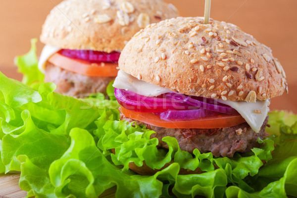Sajtburger paradicsom hagyma zöld saláta étel Stock fotó © user_11224430