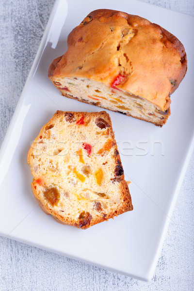 Eigengemaakt fruitcake rozijnen witte plaat cake Stockfoto © user_11224430