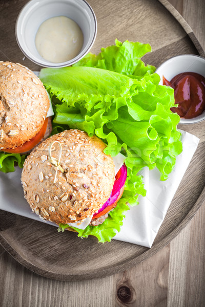 Cheeseburger salată ceapă tomate proaspăt pâine Imagine de stoc © user_11224430