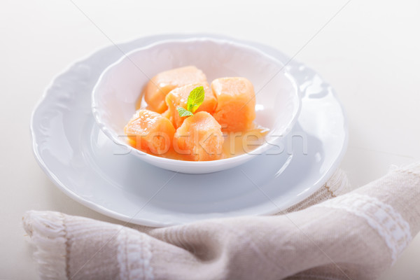 Heerlijk abrikoos sorbet witte beker geserveerd Stockfoto © user_11224430