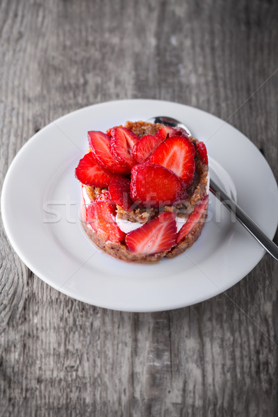 Aardbei vla taart witte plaat voedsel Stockfoto © user_11224430