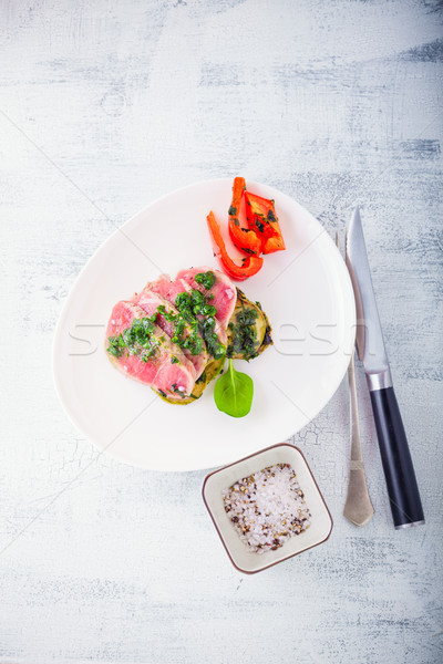 Platte geschnitten Rindfleisch Zucchini Salsa Essen Stock foto © user_11224430