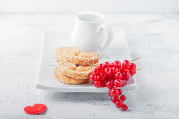 Biscuiti zahăr scorţişoară ziua indragostitilor alimente mic dejun Imagine de stoc © user_11224430