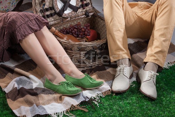 Foto stock: Mujer · hombre · cesta · de · picnic · piernas · picnic