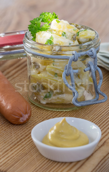 Salata de cartofi cârnat mustar bord salată verde patrunjel Imagine de stoc © user_9870494