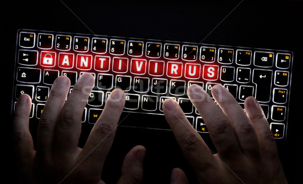 Antivirus tastatură hacker mâini scrie bolnav Imagine de stoc © user_9870494