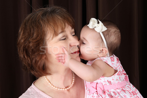 Großmutter Enkelin Baby kiss Wange Familie Stock foto © vanessavr