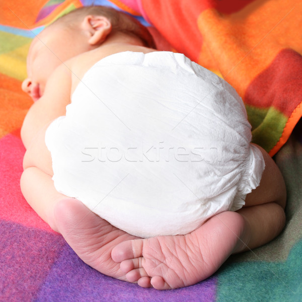 Nou-nascut copil stomac picioare pliat copil Imagine de stoc © vanessavr