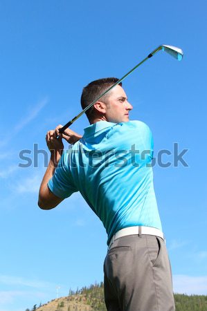 Jóvenes golfista conducción madera nublado hombre Foto stock © vanessavr