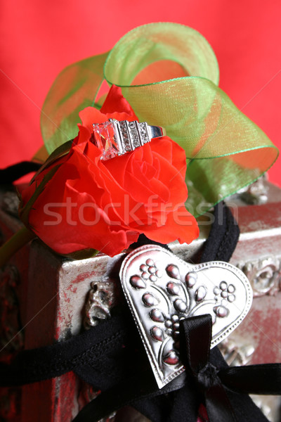 Valentinsdag Vorschlag Diamant-Ring innerhalb rote Rose Stock foto © vanessavr