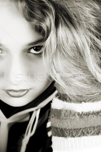 Komoly tini göndör haj intenzív lány szépség Stock fotó © vanessavr