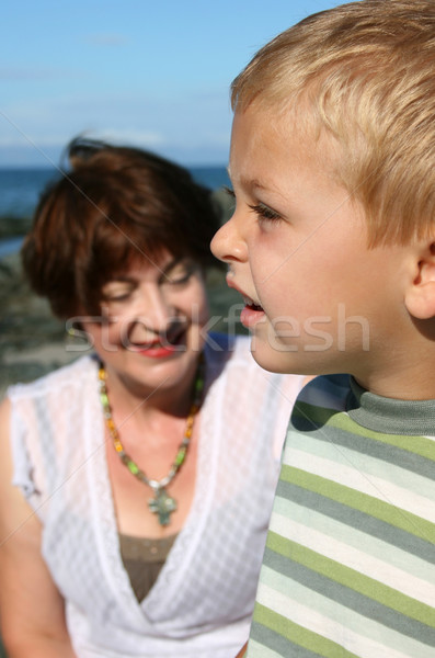Grootmoeder kleinzoon spelen strand vrouw liefde Stockfoto © vanessavr