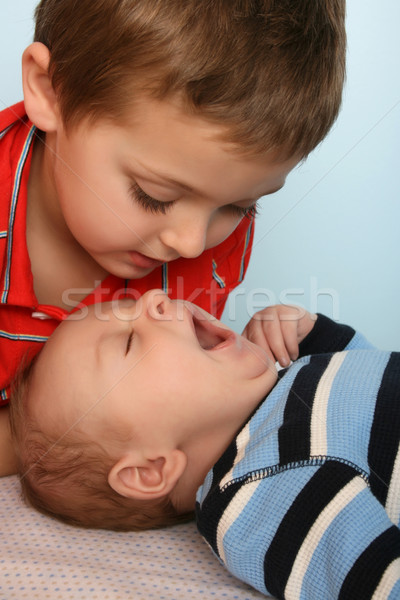 Fiútestvérek nagy fivér néz baba ásít Stock fotó © vanessavr