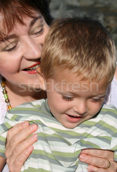 Grootmoeder kleinzoon spelen strand vrouw liefde Stockfoto © vanessavr