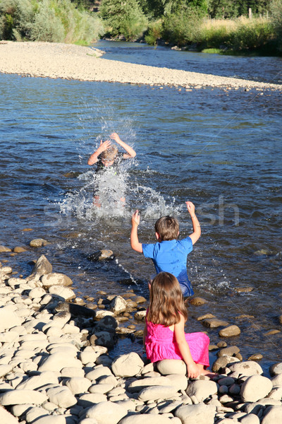 Kinderen drie kinderen spelen ondiep water Stockfoto © vanessavr