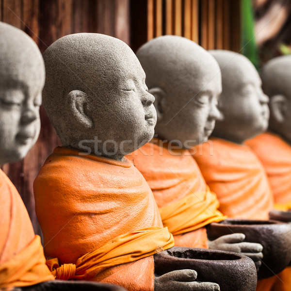 Mönch Statue halten Schüssel orange robe Stock foto © vankad