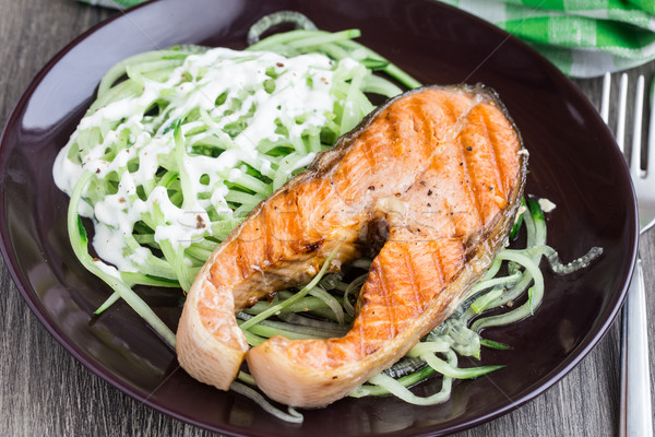 Alla griglia salmone cetriolo insalata piatto alimentare Foto d'archivio © vankad