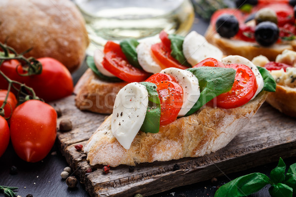 Foto stock: Bruschetta · tomates · mozzarella · albahaca · italiano · queso