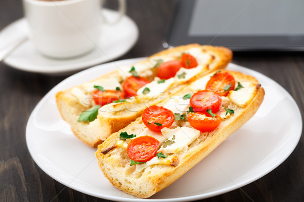 Ofis kahvaltı vejetaryen sandviç kahve domates Stok fotoğraf © vankad
