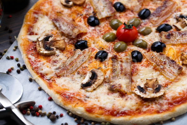Pizza pancetta funghi olive tavola Foto d'archivio © vankad