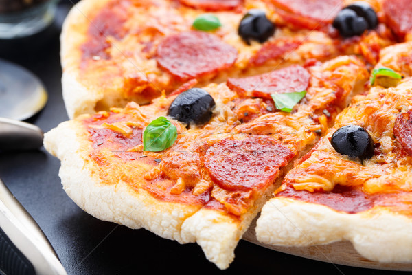 Pepperoni pizza măsline negru tabel Imagine de stoc © vankad
