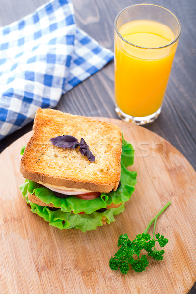 Sandwich şuncă brânză roşii salată verde salată Imagine de stoc © vankad