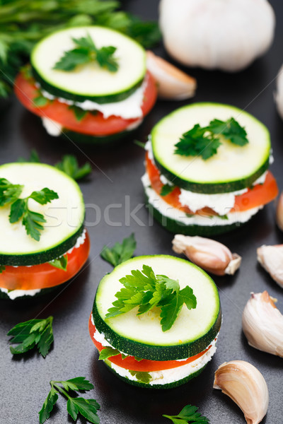 Cukkini szendvics vegetáriánus paradicsom gyógynövények étel Stock fotó © vankad