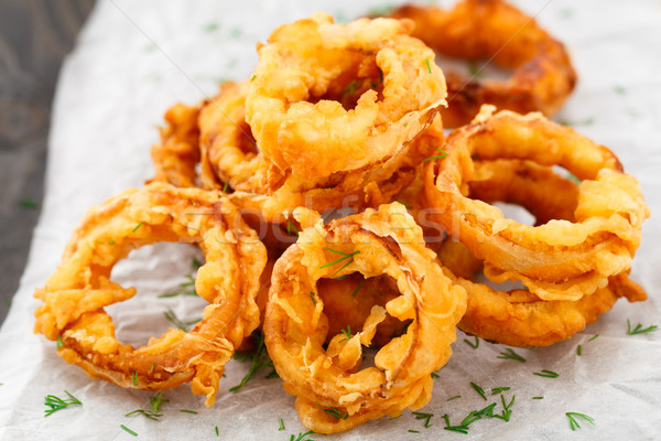 Foto stock: Casero · crujiente · frito · cebolla · anillos · pergamino